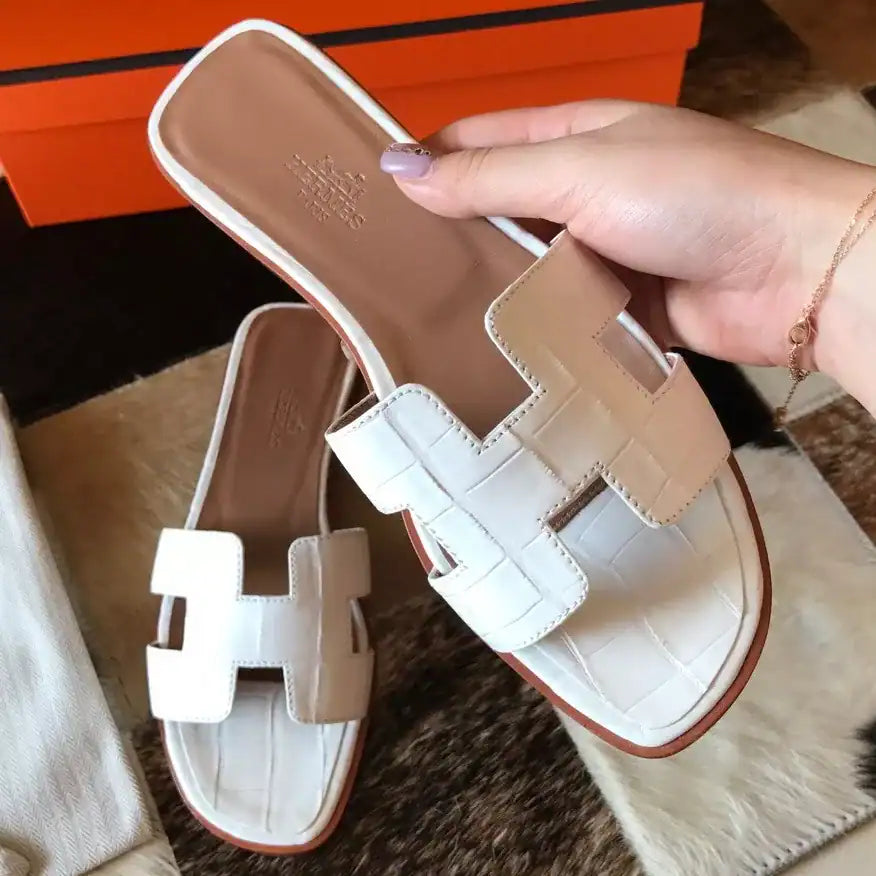 HERMES ORAN SLIDE SANDALS IN WHITE SHINY NILOTICUS CROCODILE SKIN – HMSD056