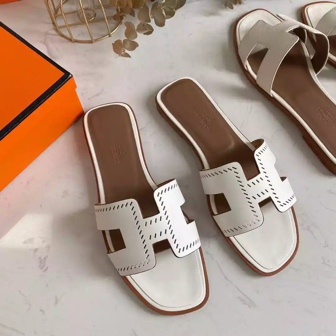HERMES ORAN SLIDE SANDALS IN WHITE SWIFT PERFORATED CALFSKIN – HMSD101