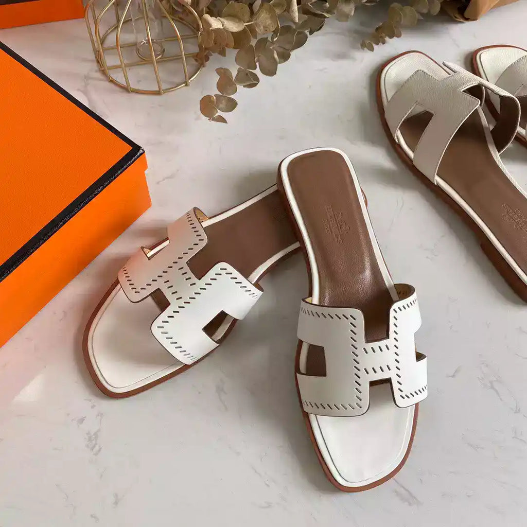 HERMES ORAN SLIDE SANDALS IN WHITE SWIFT PERFORATED CALFSKIN – HMSD101