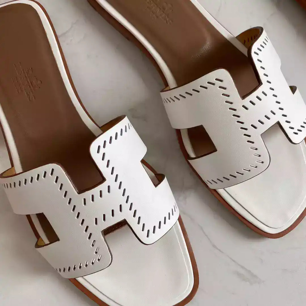 HERMES ORAN SLIDE SANDALS IN WHITE SWIFT PERFORATED CALFSKIN – HMSD101