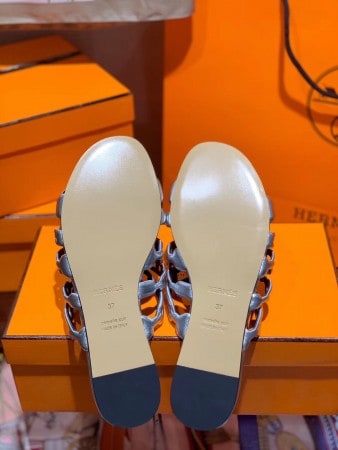 HERMES THALASSA SLIDE SANDALS IN SILVER LAMBSKIN – HMSD137