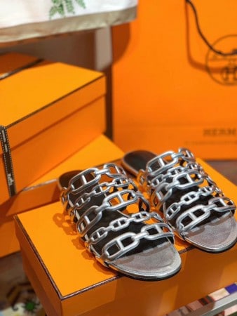 HERMES THALASSA SLIDE SANDALS IN SILVER LAMBSKIN – HMSD137
