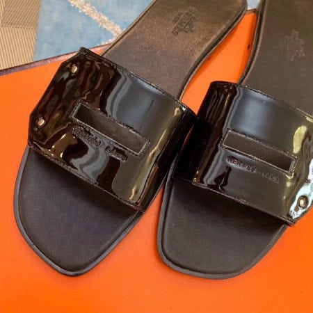 HERMES VIEW SLIDE SANDALS IN BLACK PATENT CALFSKIN – HMSD133