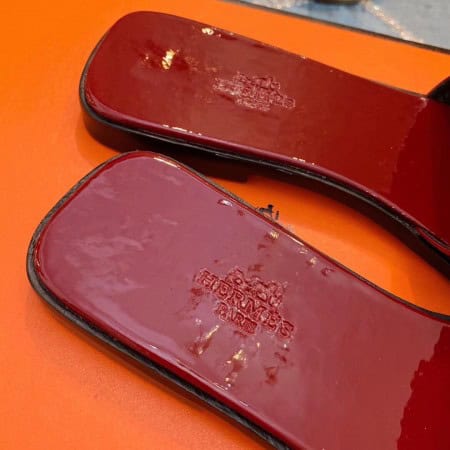HERMES VIEW SLIDE SANDALS IN RED PATENT CALFSKIN – HMSD134