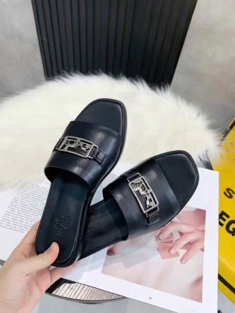 HERMES VILLA SLIDE SANDALS IN BLACK LEATHER – HMSD135