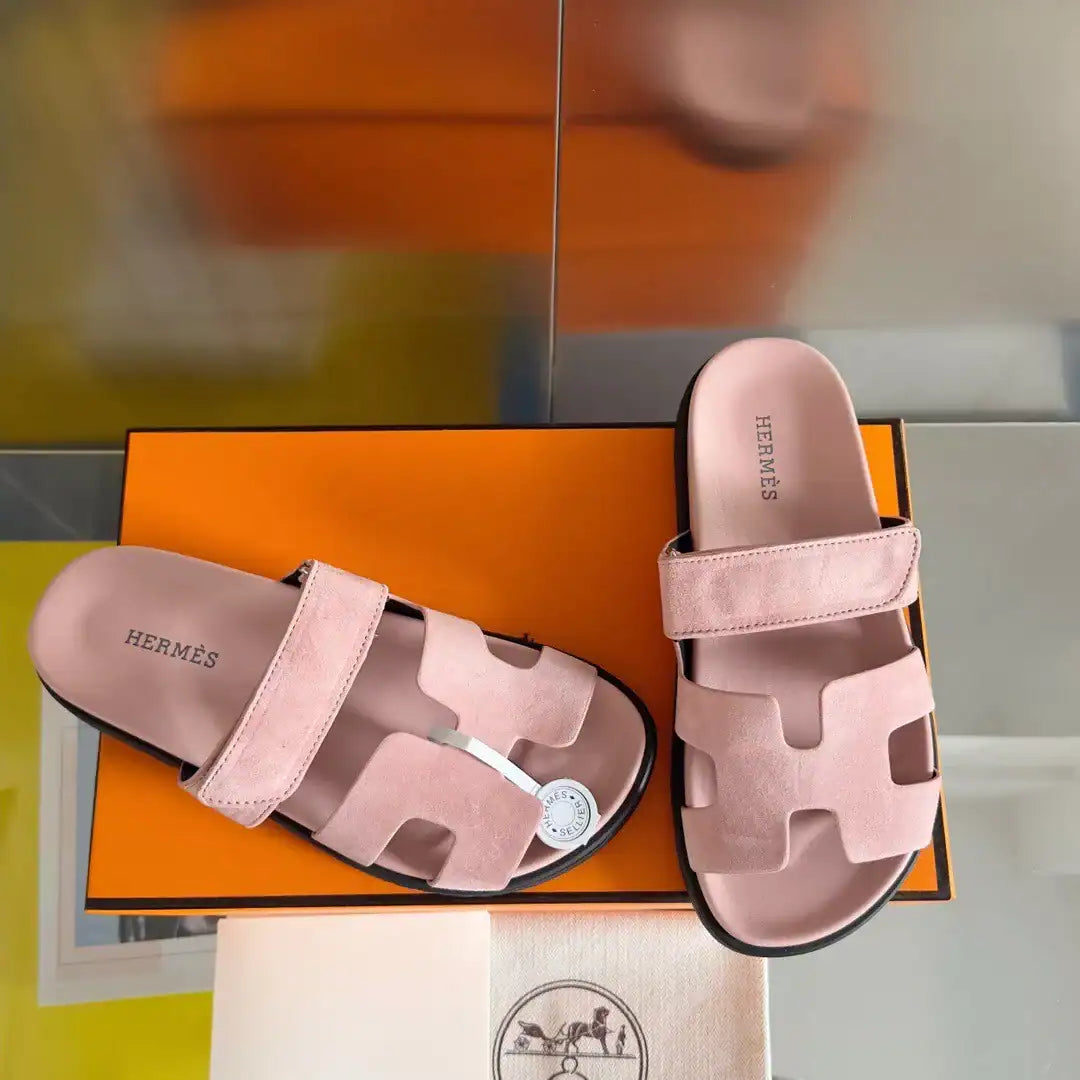 HERMES WOMEN’S CHYPRE SANDALS IN PINK SUEDE CALFSKIN – HMSD016