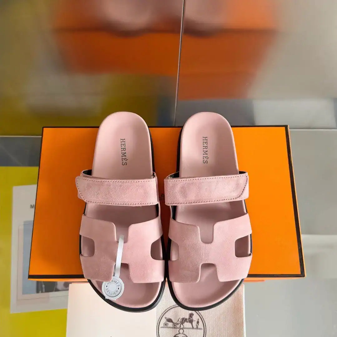 HERMES WOMEN’S CHYPRE SANDALS IN PINK SUEDE CALFSKIN – HMSD016