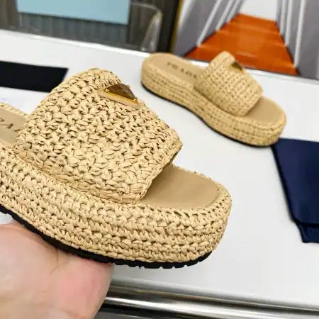 PRADA CROCHET FLATFORM SLIDES IN BEIGE RAFFIA-EFFECT YARN – PSD070