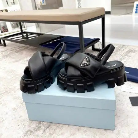 PRADA MONOLITH PADDED SANDALS IN BLACK NAPPA LEATHER – PSD017