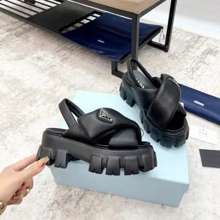 PRADA MONOLITH PADDED SANDALS IN BLACK NAPPA LEATHER – PSD017
