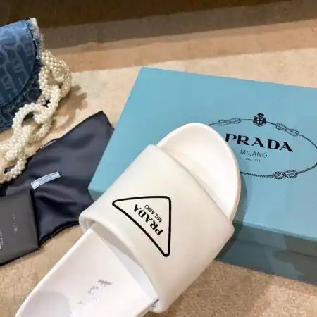 PRADA WHITE LEATHER SLIDES WITH PRINTED TRIANGLE LOGO – PSD089
