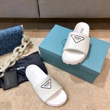 PRADA WHITE LEATHER SLIDES WITH PRINTED TRIANGLE LOGO – PSD089