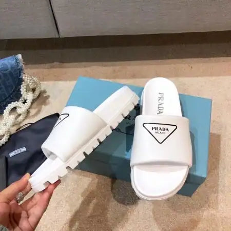 PRADA WHITE LEATHER SLIDES WITH PRINTED TRIANGLE LOGO – PSD089