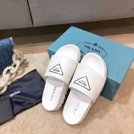 PRADA WHITE LEATHER SLIDES WITH PRINTED TRIANGLE LOGO – PSD089