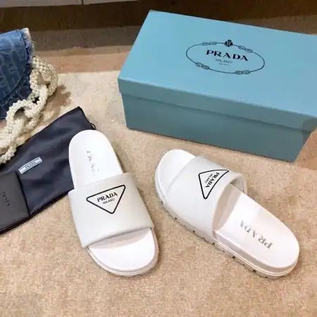 PRADA WHITE LEATHER SLIDES WITH PRINTED TRIANGLE LOGO – PSD089