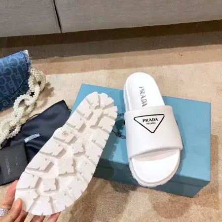 PRADA WHITE LEATHER SLIDES WITH PRINTED TRIANGLE LOGO – PSD089