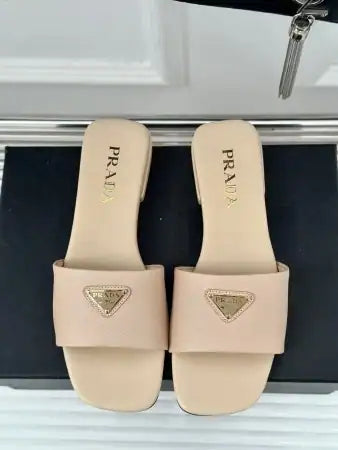 PRADA WOMEN’S SLIDES IN BEIGE SAFFIANO LEATHER – PSD062