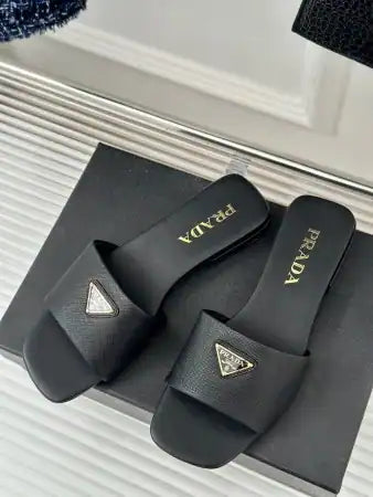 PRADA WOMEN’S SLIDES IN BLACK SAFFIANO LEATHER – PSD063