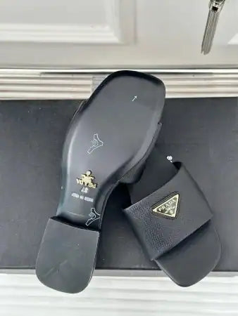 PRADA WOMEN’S SLIDES IN BLACK SAFFIANO LEATHER – PSD063