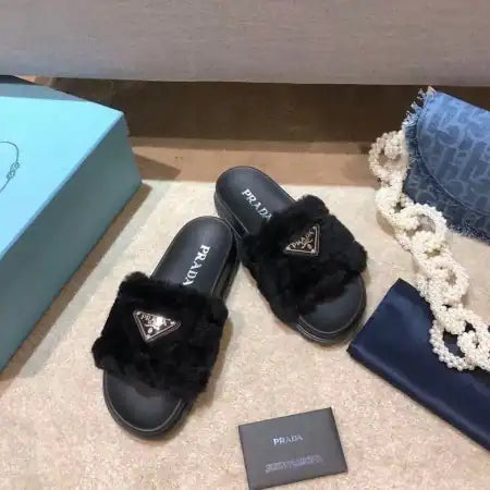 PRADA WOMEN’S SLIDES IN BLACK SHEARLING – PSD074