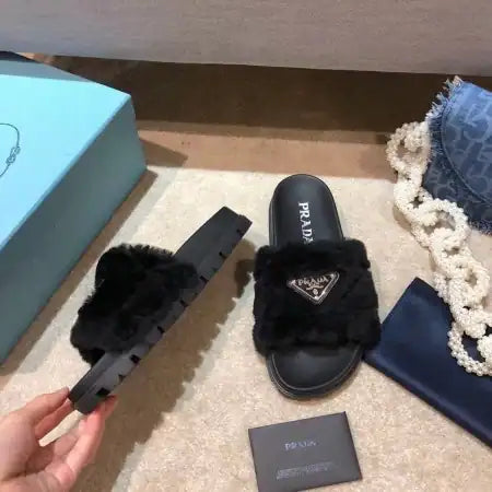 PRADA WOMEN’S SLIDES IN BLACK SHEARLING – PSD074