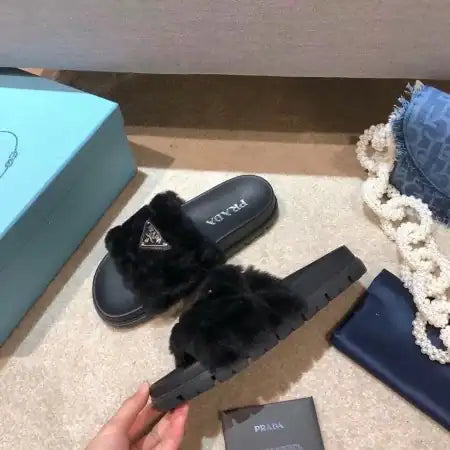 PRADA WOMEN’S SLIDES IN BLACK SHEARLING – PSD074
