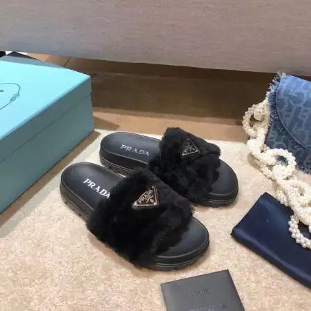 PRADA WOMEN’S SLIDES IN BLACK SHEARLING – PSD074