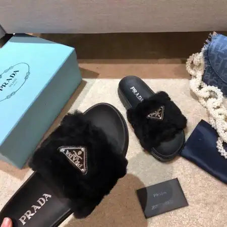 PRADA WOMEN’S SLIDES IN BLACK SHEARLING – PSD074