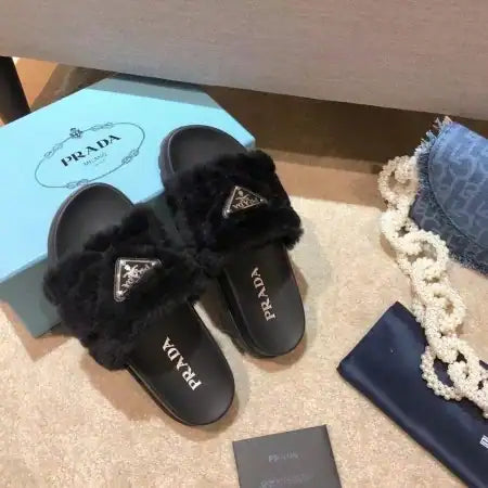 PRADA WOMEN’S SLIDES IN BLACK SHEARLING – PSD074