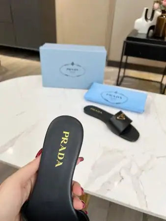 PRADA WOMEN’S SLIDES IN BLACK SMOOTH LEATHER – PSD071