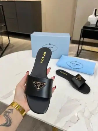PRADA WOMEN’S SLIDES IN BLACK SMOOTH LEATHER – PSD071