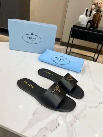 PRADA WOMEN’S SLIDES IN BLACK SMOOTH LEATHER – PSD071