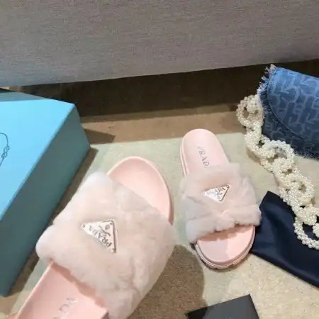 PRADA WOMEN’S SLIDES IN PINK SHEARLING – PSD086