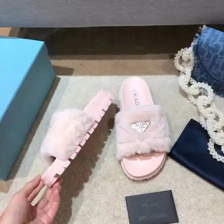 PRADA WOMEN’S SLIDES IN PINK SHEARLING – PSD086