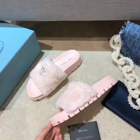 PRADA WOMEN’S SLIDES IN PINK SHEARLING – PSD086