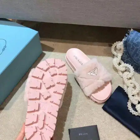 PRADA WOMEN’S SLIDES IN PINK SHEARLING – PSD086