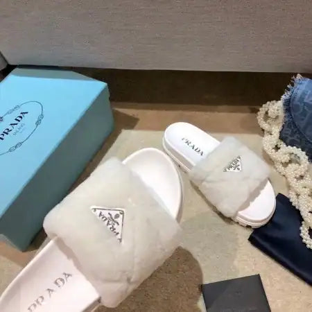 PRADA WOMEN’S SLIDES IN WHITE SHEARLING – PSD087