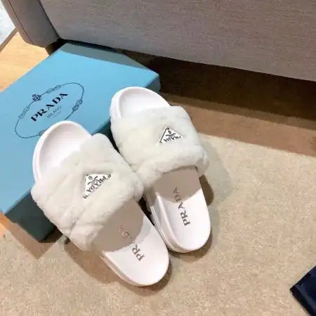 PRADA WOMEN’S SLIDES IN WHITE SHEARLING – PSD087