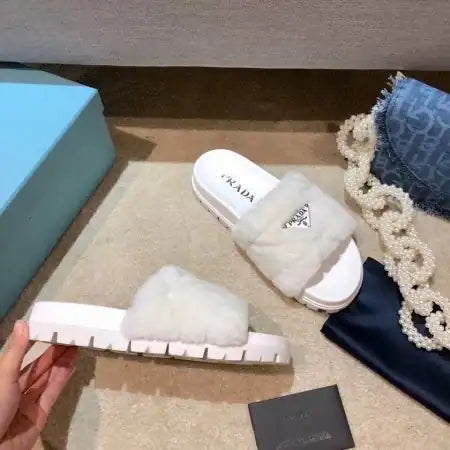 PRADA WOMEN’S SLIDES IN WHITE SHEARLING – PSD087