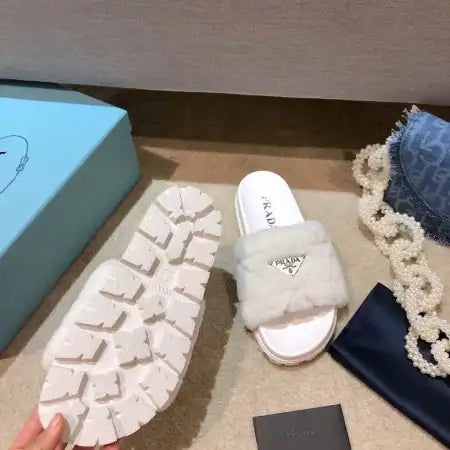 PRADA WOMEN’S SLIDES IN WHITE SHEARLING – PSD087
