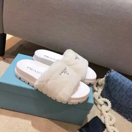 PRADA WOMEN’S SLIDES IN WHITE SHEARLING – PSD087