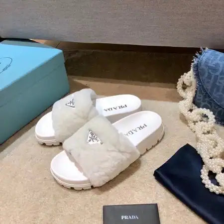 PRADA WOMEN’S SLIDES IN WHITE SHEARLING – PSD087