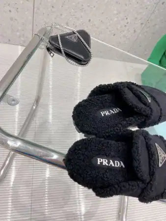 PRADA WOMEN’S SLIPPERS IN BLACK SHEARLING – PSD049