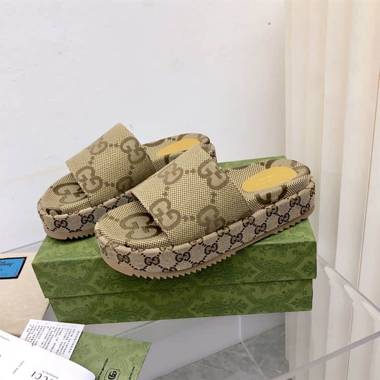 GUCCI ANGELINA LOGO-JACQUARD COATED-CANVAS PLATFORM SLIDES – GSL023