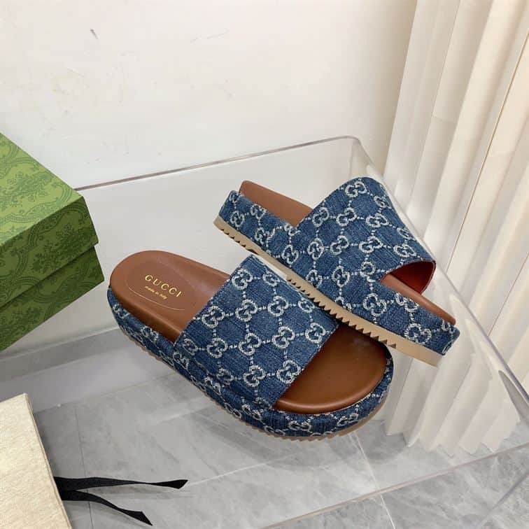 GUCCI ANGELINA LOGO-JACQUARD COATED-CANVAS PLATFORM SLIDES – GSL024
