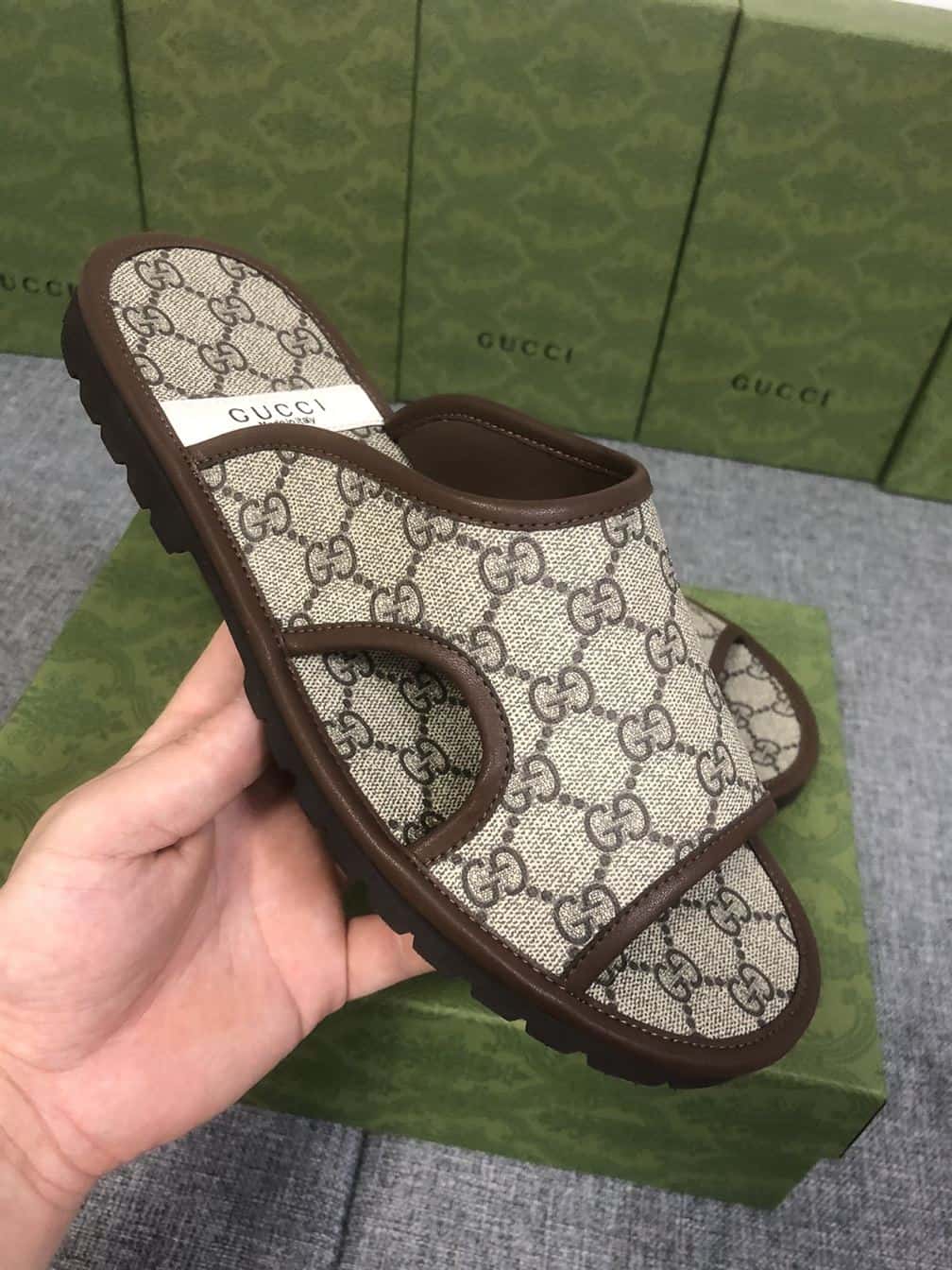 GUCCI MEN’S GG SUPREME SLIDE SANDAL – GSL033