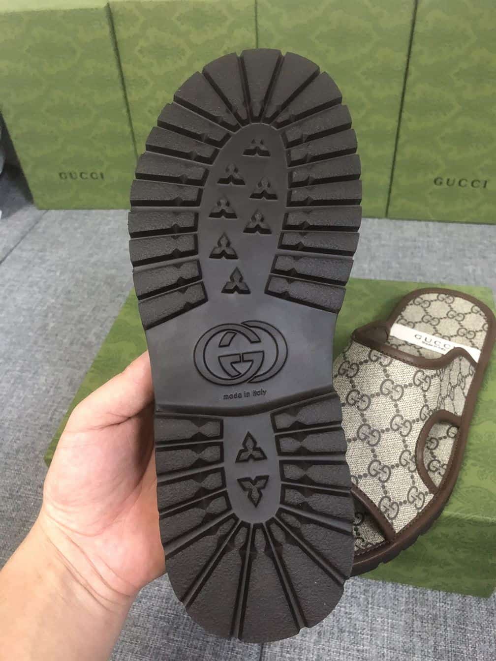 GUCCI MEN’S GG SUPREME SLIDE SANDAL – GSL033