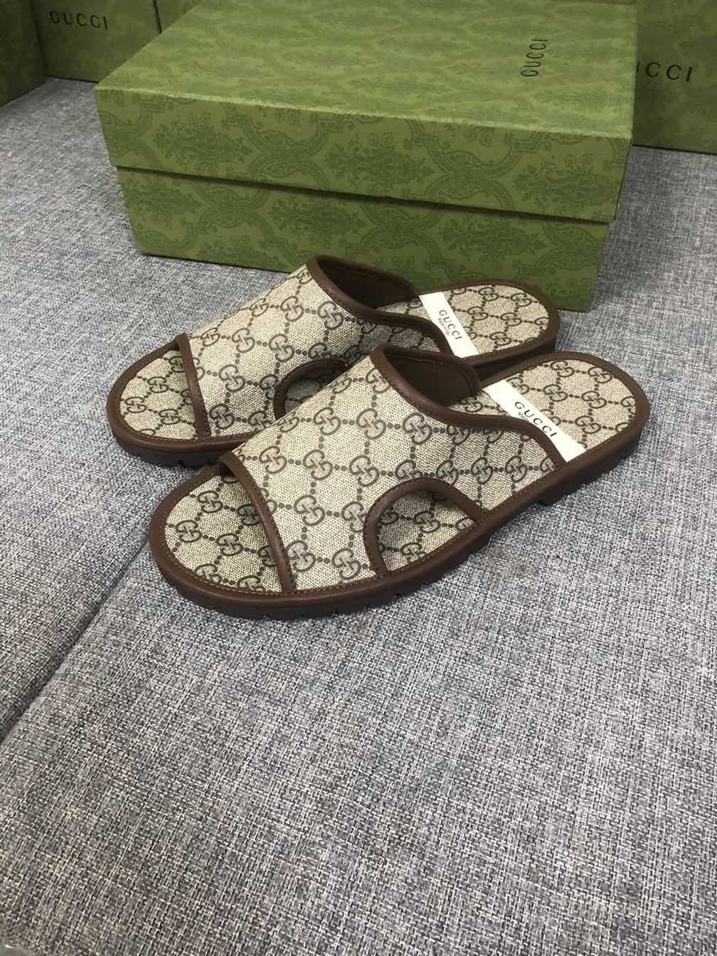 GUCCI MEN’S GG SUPREME SLIDE SANDAL – GSL033