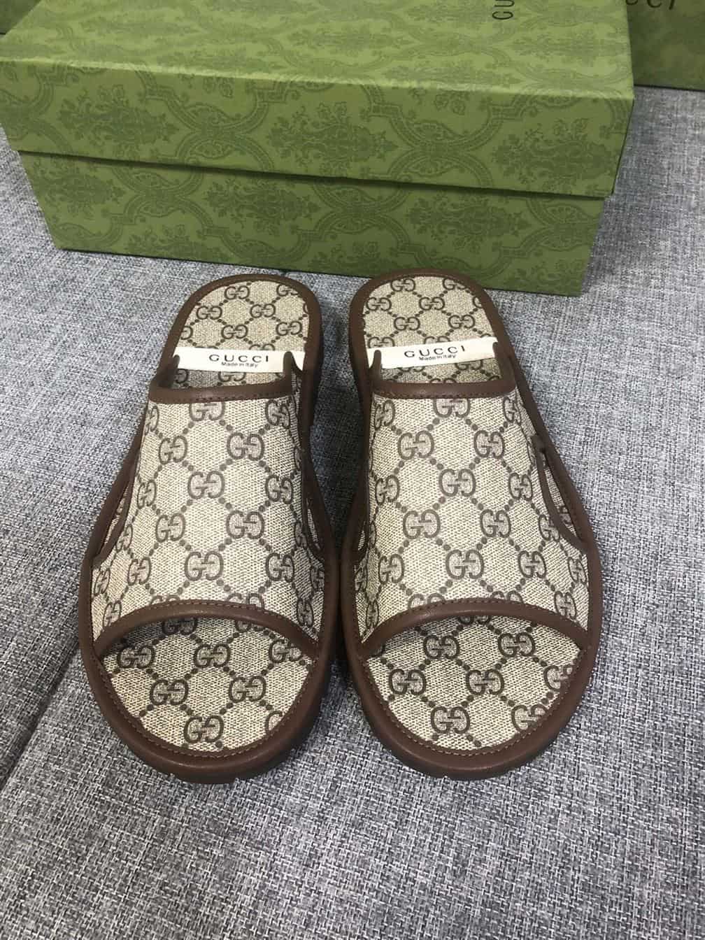 GUCCI MEN’S GG SUPREME SLIDE SANDAL – GSL033