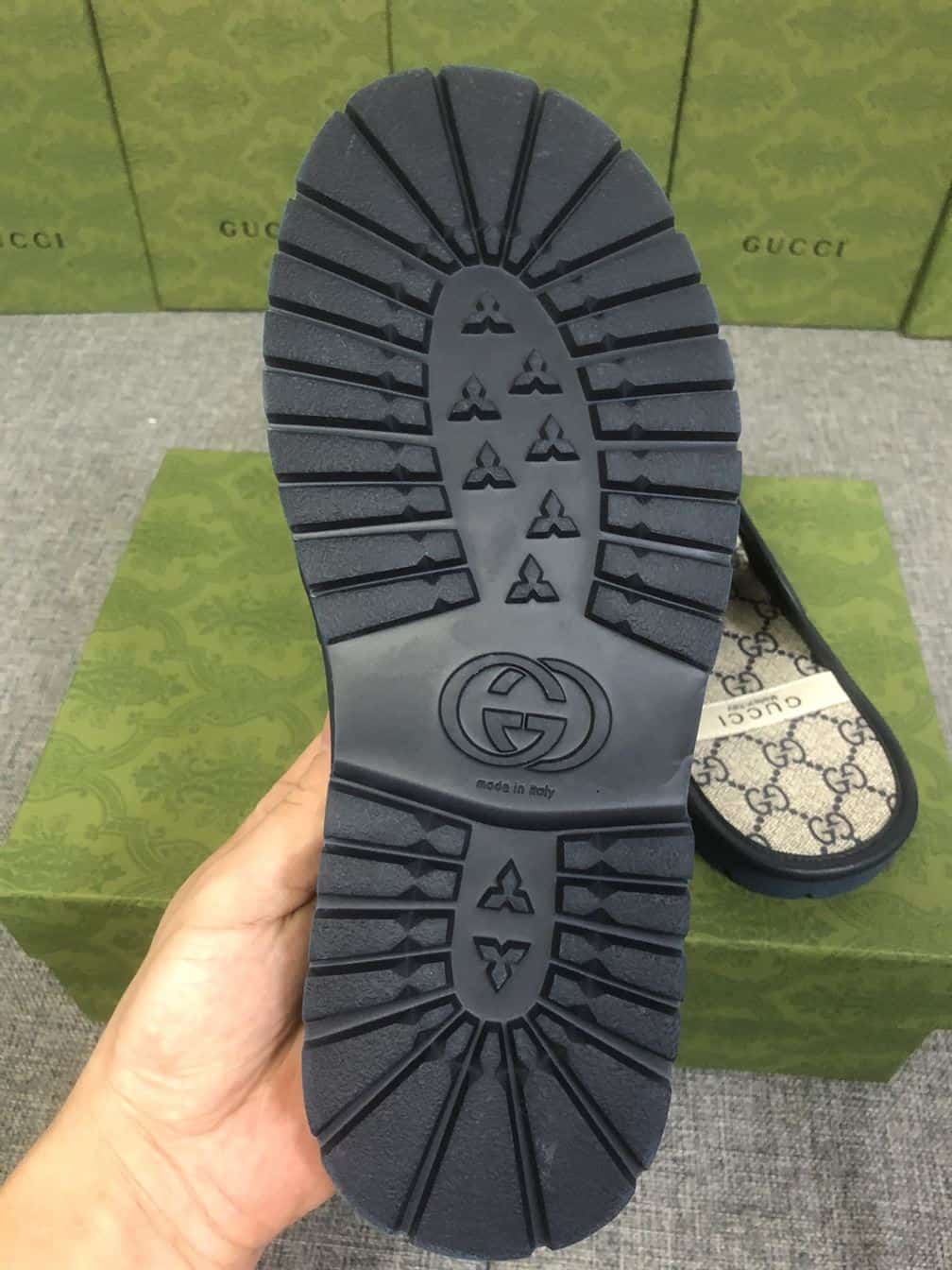 GUCCI MEN’S GG SUPREME SLIDE SANDAL – GSL034